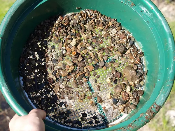 Detecting for gold by Sieve or Dam